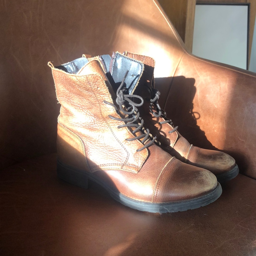Leather boots, brown.